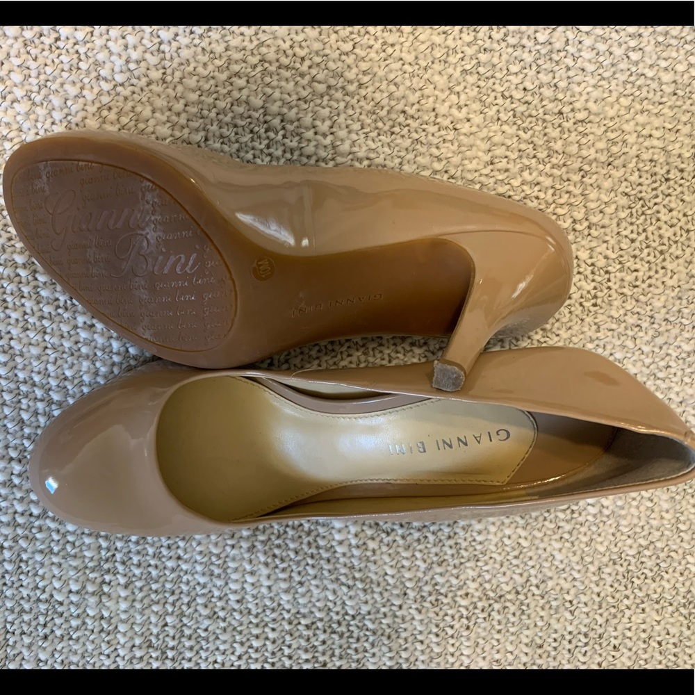 Nude patent leather Gianni Bini pumps, size 10